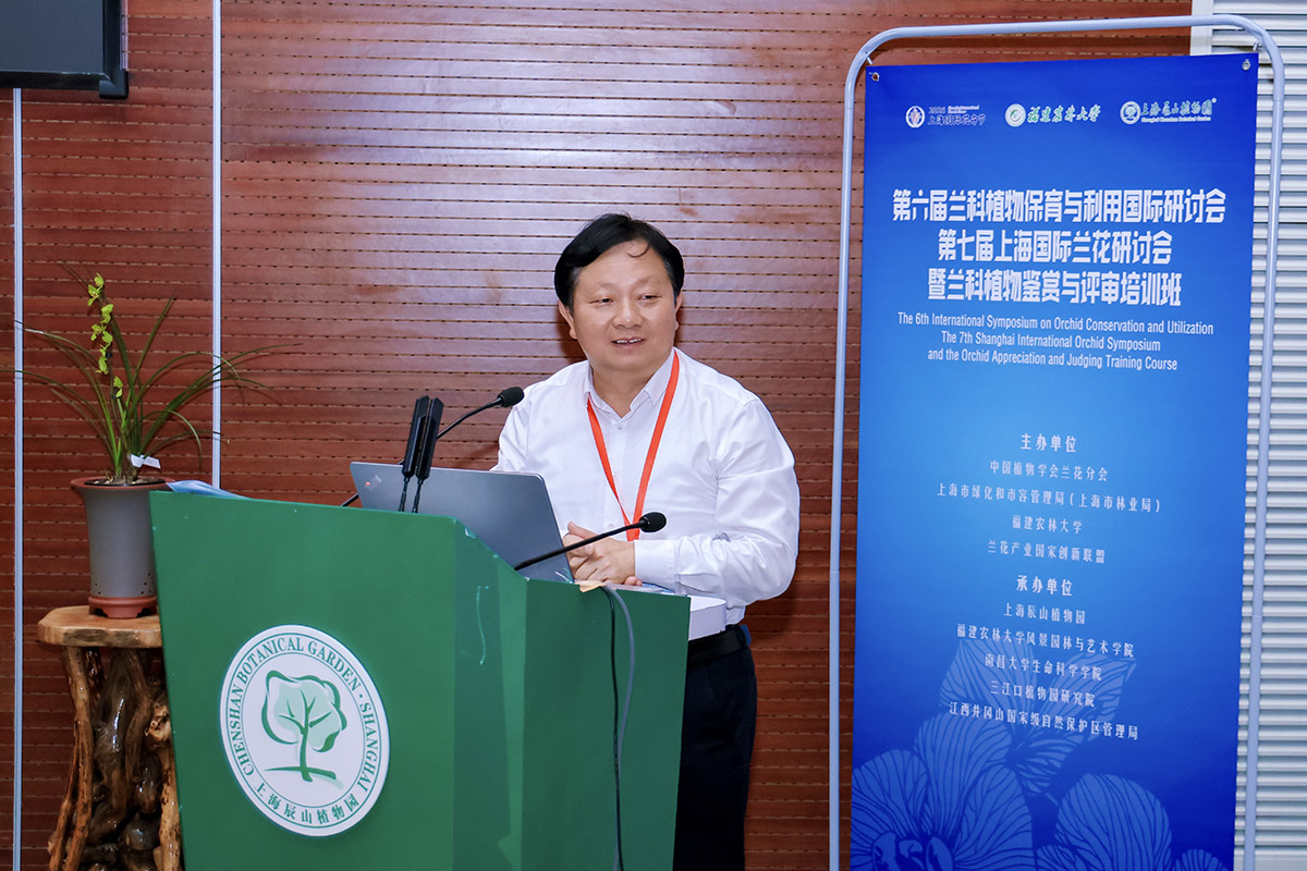 7兰思仁校长介绍新书.jpg 7兰思仁校长介绍新书.jpg