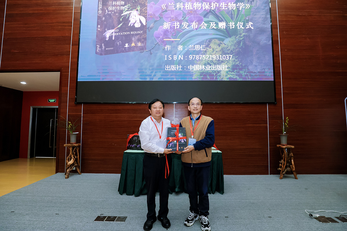 8新书发布及赠书仪式.jpg 8新书发布及赠书仪式.jpg
