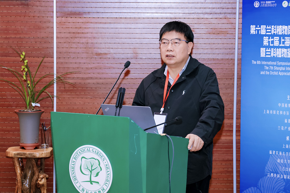 15刘仲健教授作报告.jpg 15刘仲健教授作报告.jpg